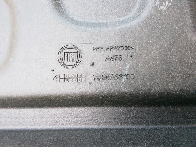 210992 Fiat Panda III. 2012-2024 kalaptartó, a képen látható sérüléssel