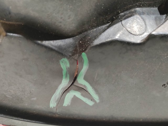 208454 Fiat Stilo 2001-2003 5 ajtós bal hátsó lámpa, izzó foglalat nélkül, a képen látható sérüléssel