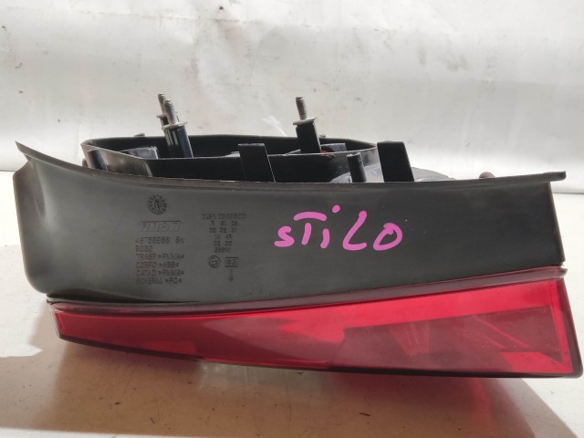 208454 Fiat Stilo 2001-2003 5 ajtós bal hátsó lámpa, izzó foglalat nélkül, a képen látható sérüléssel