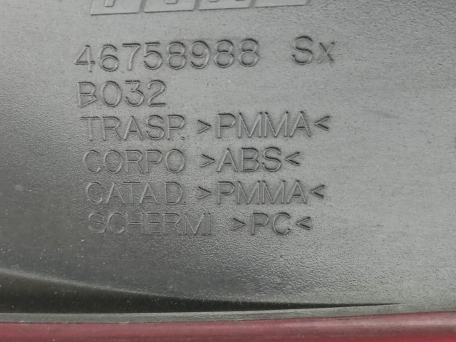 208454 Fiat Stilo 2001-2003 5 ajtós bal hátsó lámpa, izzó foglalat nélkül, a képen látható sérüléssel