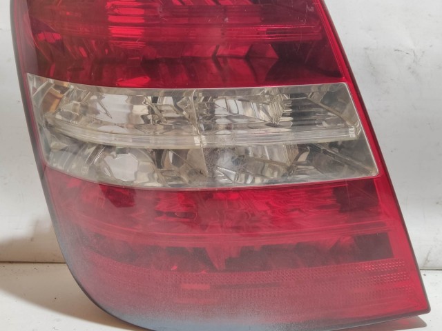 208454 Fiat Stilo 2001-2003 5 ajtós bal hátsó lámpa, izzó foglalat nélkül, a képen látható sérüléssel