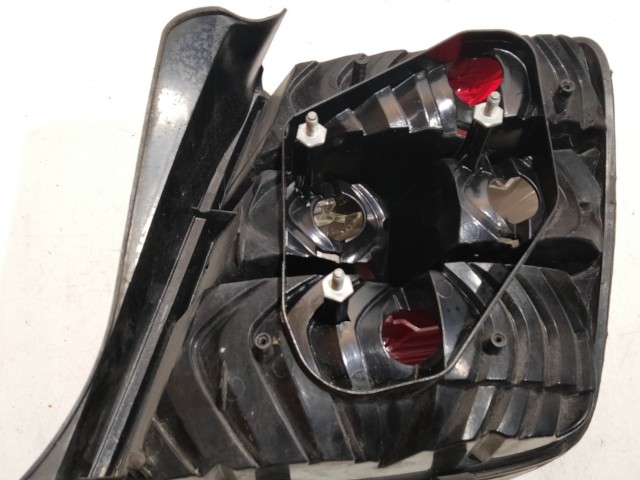 208454 Fiat Stilo 2001-2003 5 ajtós bal hátsó lámpa, izzó foglalat nélkül, a képen látható sérüléssel