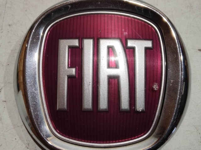208529 Fiat Grande Punto, 500, Linea, Panda II. első embléma, a képen látható sérüléssel