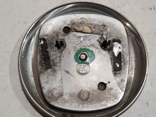 208529 Fiat Grande Punto, 500, Linea, Panda II. első embléma, a képen látható sérüléssel