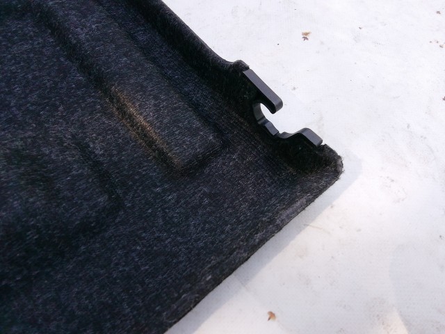 211022 Alfa Romeo Giulietta 2010-2020 kalaptartó, a képen látható sérüléssel