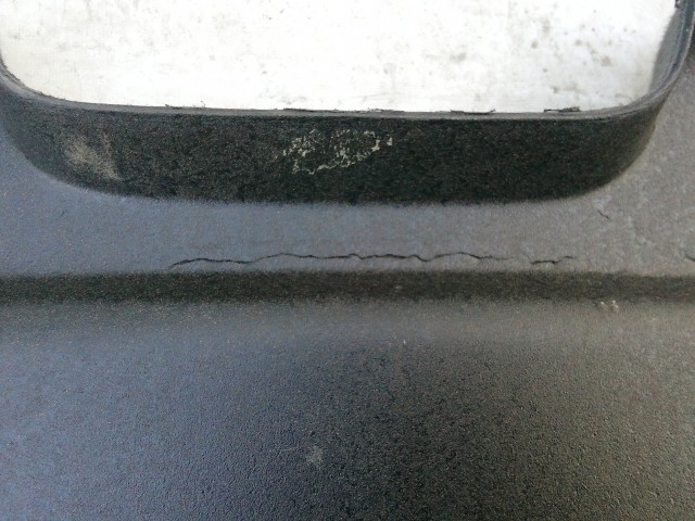 211076 Nissan Micra K11 1992-2003 kalaptartó a képen látható repedéssel!