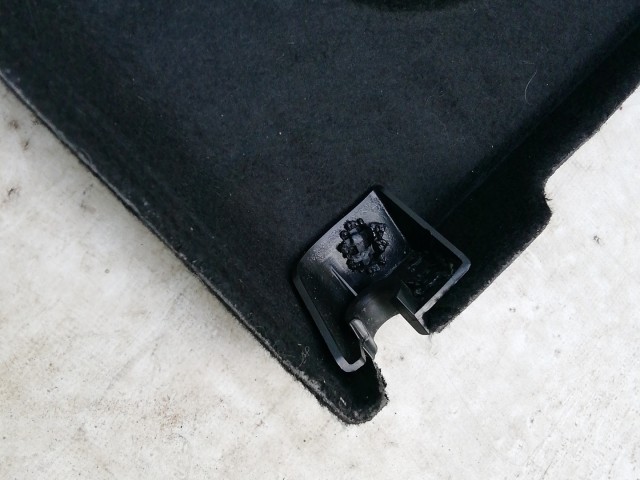 211073 MG ZS 2017-2024 kalaptartó egy támasztó gumibak hiányzik!