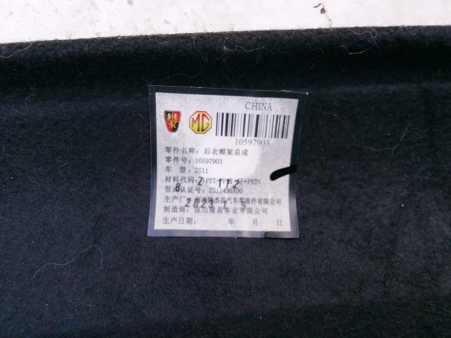 211073 MG ZS 2017-2024 kalaptartó egy támasztó gumibak hiányzik!