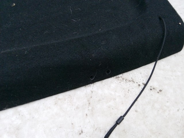 211073 MG ZS 2017-2024 kalaptartó egy támasztó gumibak hiányzik!