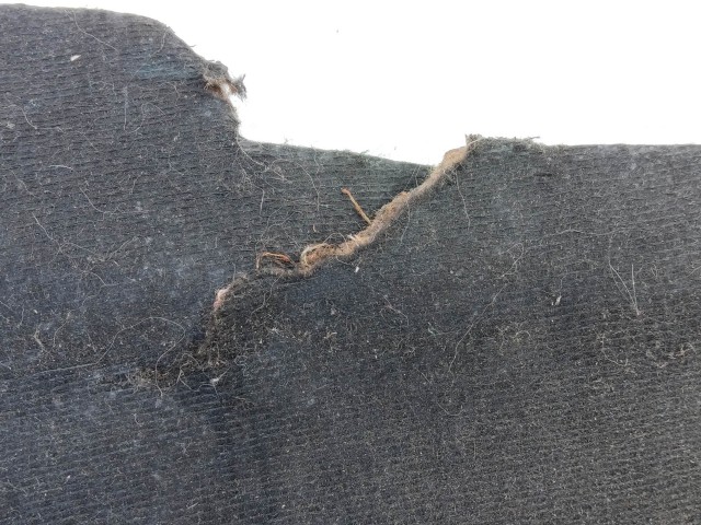 175955 Fiat Bravo 2007-2014, Lancia Delta 2008-2014 motorháztető szigetelés, a képen látható sérülésekkel