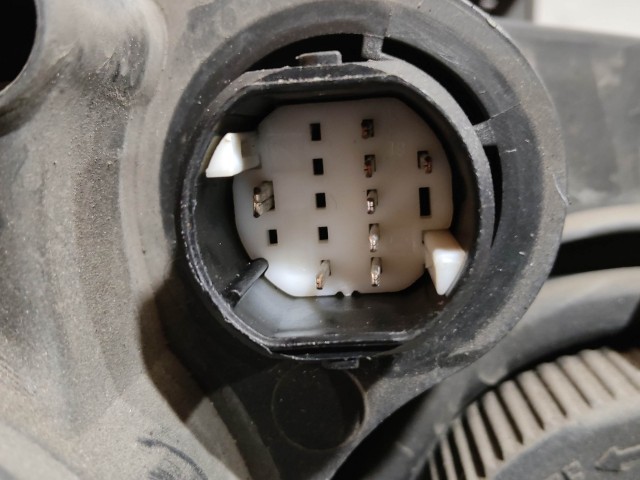 208631 Alfa Romeo 159 2005-2011 bal első  fényszóró, egy izzó takaró kupak hiányzik!!!