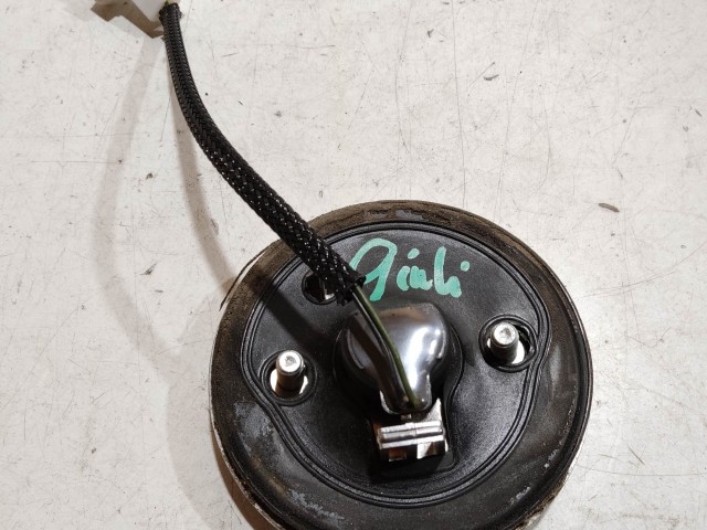 208645 Alfa Romeo Giulietta 2010-2016 nyomógombos csomagtérajtó embléma, a képen látható állapotban