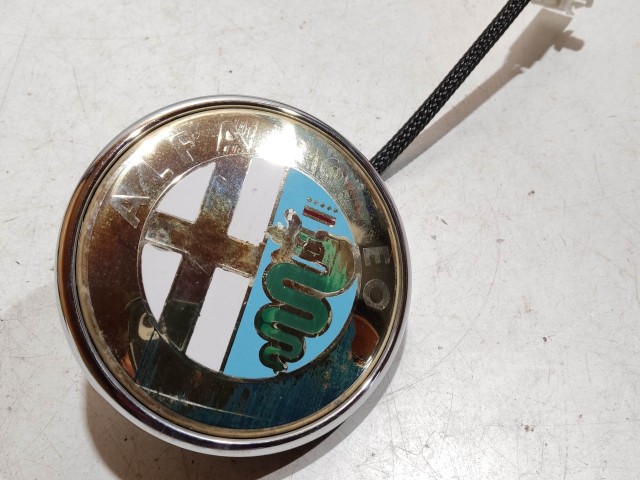 208645 Alfa Romeo Giulietta 2010-2016 nyomógombos csomagtérajtó embléma, a képen látható állapotban