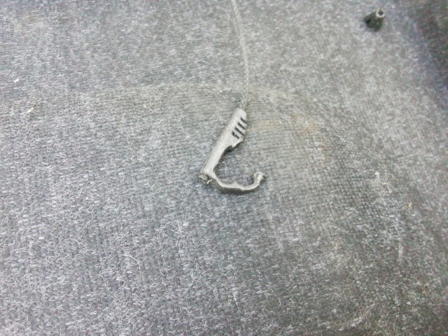 211054 Fiat Grande Punto 2005-2009 kalaptartó, a képen látható sérüléssel