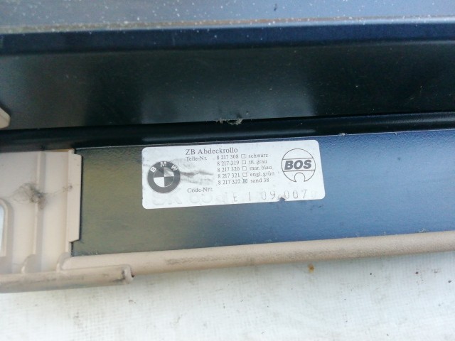 211093 BMW 5 E39 1996-2003 kalaptartó (csomagtér roló), a képen látható sérüléssel