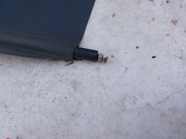 211085 Mercedes Benz E-Class W210 1995-2002 kalaptartó (csomagtér roló), a képen látható sérüléssel