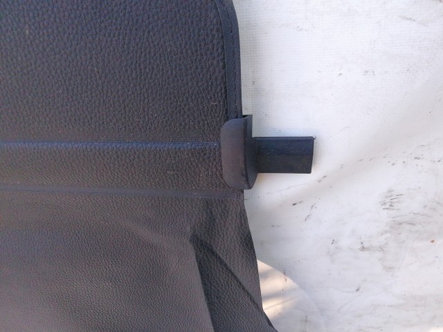 211078 Volkswagen Golf VII 2014-2020 kombi kalaptartó (csomagtér roló) a képen látható sérüléssel