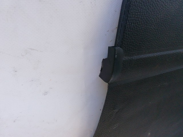 211078 Volkswagen Golf VII 2014-2020 kombi kalaptartó (csomagtér roló) a képen látható sérüléssel