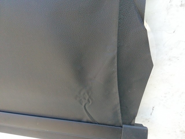 211078 Volkswagen Golf VII 2014-2020 kombi kalaptartó (csomagtér roló) a képen látható sérüléssel