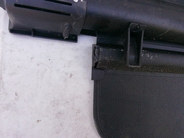 211078 Volkswagen Golf VII 2014-2020 kombi kalaptartó (csomagtér roló) a képen látható sérüléssel