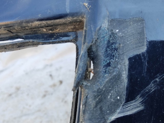 208696 Fiat Grande Punto 2005-2009 fekete színű első lökhárító, a képen látható sérüléssel