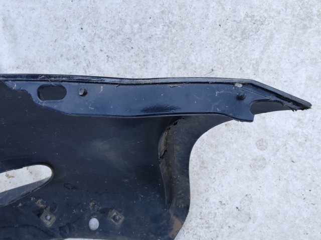 208696 Fiat Grande Punto 2005-2009 fekete színű első lökhárító, a képen látható sérüléssel