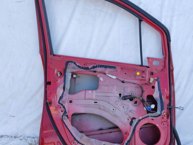 208705 Opel Agila , Suzuki Splash 2008-2014 bal első piros színű ajtó, a képen látható sérüléssel