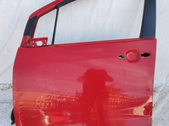208705 Opel Agila , Suzuki Splash 2008-2014 bal első piros színű ajtó, a képen látható sérüléssel