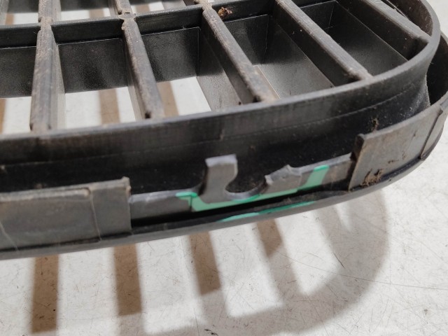 208755 Fiat Grande Punto 2005-2009 ezüst színű, első felső díszrács, a képen látható sérüléssel