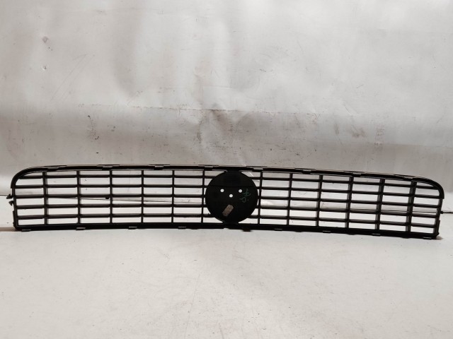 208755 Fiat Grande Punto 2005-2009 ezüst színű, első felső díszrács, a képen látható sérüléssel