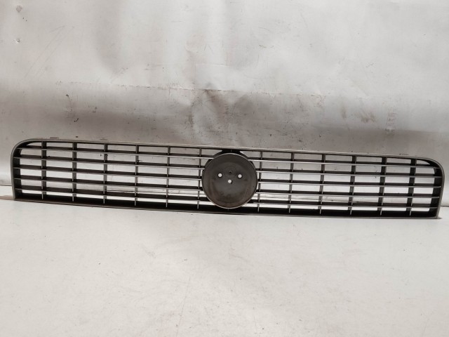 208755 Fiat Grande Punto 2005-2009 ezüst színű, első felső díszrács, a képen látható sérüléssel