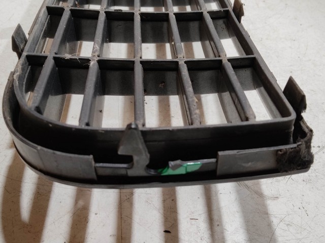 208755 Fiat Grande Punto 2005-2009 ezüst színű, első felső díszrács, a képen látható sérüléssel