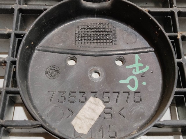 208755 Fiat Grande Punto 2005-2009 ezüst színű, első felső díszrács, a képen látható sérüléssel