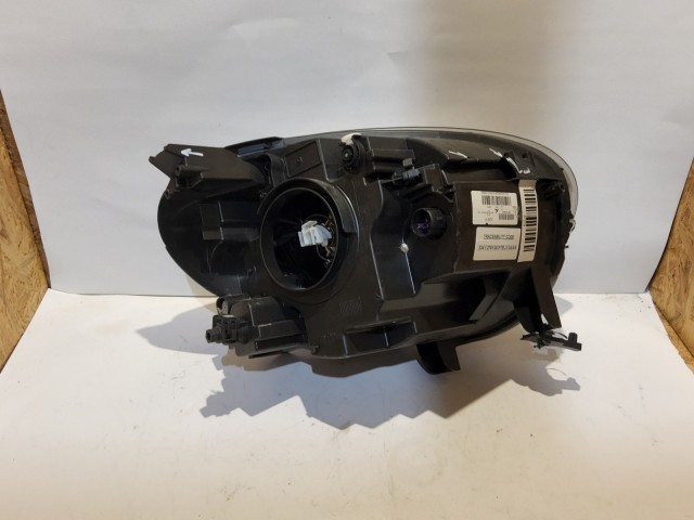 57279 Fiat 500 L bal első fényszóró, a képen látható sérüléssel 51978445