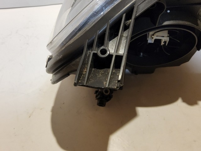 57279 Fiat 500 L bal első fényszóró, a képen látható sérüléssel 51978445