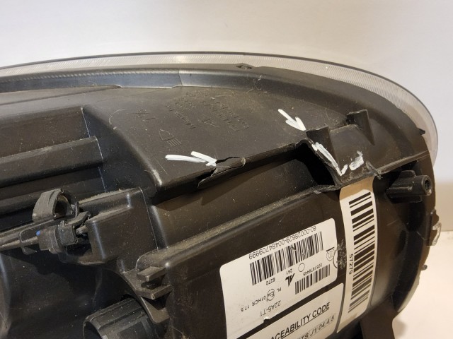 57279 Fiat 500 L bal első fényszóró, a képen látható sérüléssel 51978445