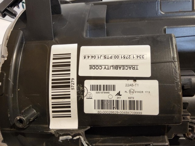 57279 Fiat 500 L bal első fényszóró, a képen látható sérüléssel 51978445