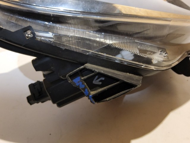 57280 Fiat 500 L jobb első fényszóró, a képen látható sérüléssel 51978414