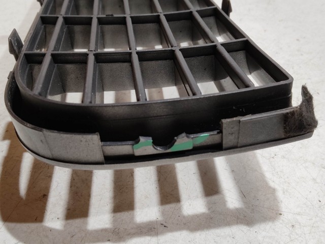 208757 Fiat Grande Punto 2005-2009 ezüst színű, első felső díszrács, a képen látható sérüléssel