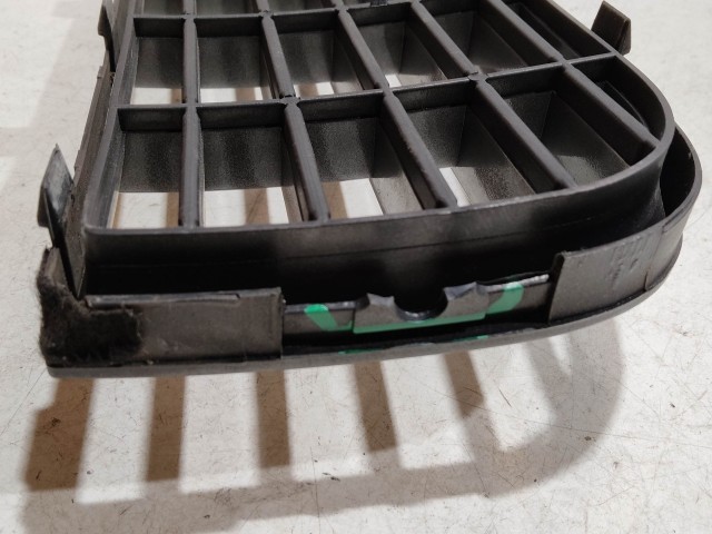 208757 Fiat Grande Punto 2005-2009 ezüst színű, első felső díszrács, a képen látható sérüléssel