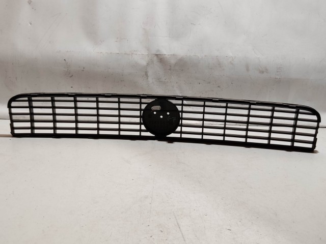 208757 Fiat Grande Punto 2005-2009 ezüst színű, első felső díszrács, a képen látható sérüléssel