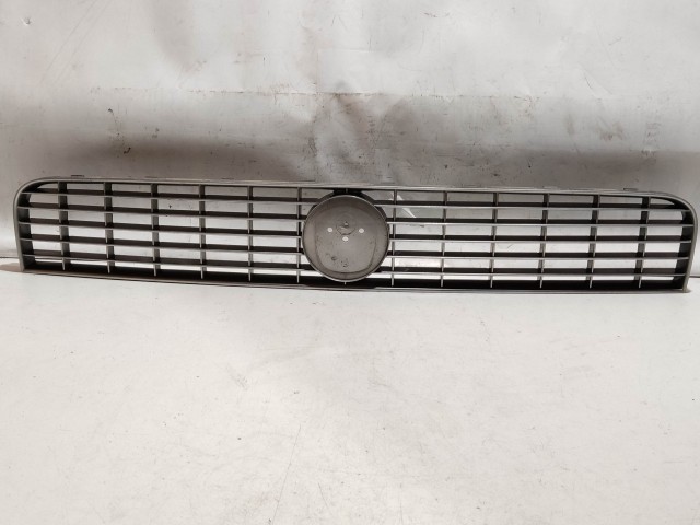 208757 Fiat Grande Punto 2005-2009 ezüst színű, első felső díszrács, a képen látható sérüléssel