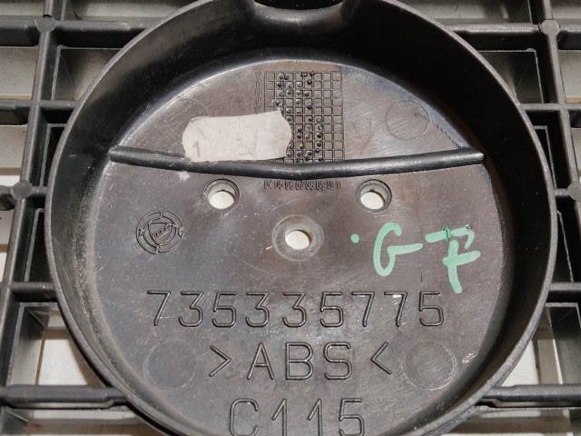 208757 Fiat Grande Punto 2005-2009 ezüst színű, első felső díszrács, a képen látható sérüléssel