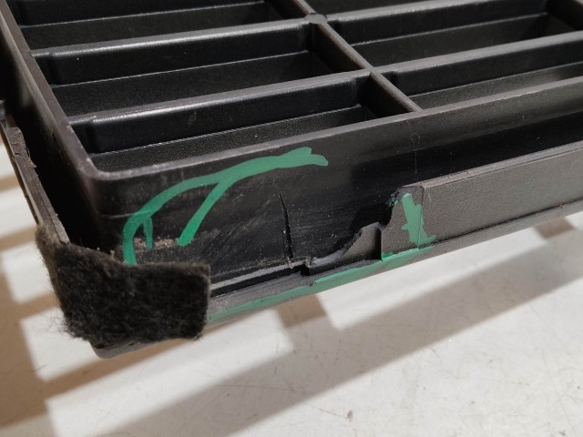 208757 Fiat Grande Punto 2005-2009 ezüst színű, első felső díszrács, a képen látható sérüléssel