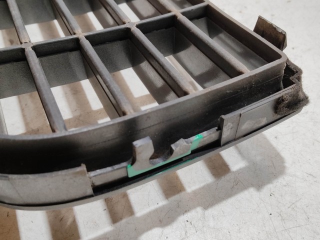 208758 Fiat Grande Punto  2005-2009 ezüst színű, első felső díszrács, a képen látható sérüléssel