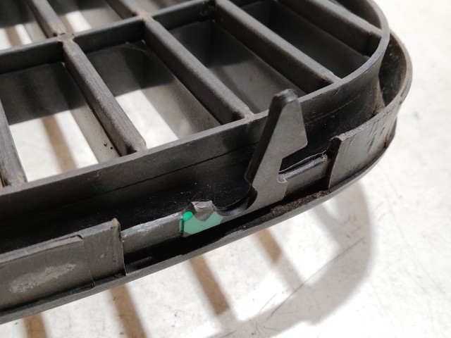 208758 Fiat Grande Punto  2005-2009 ezüst színű, első felső díszrács, a képen látható sérüléssel