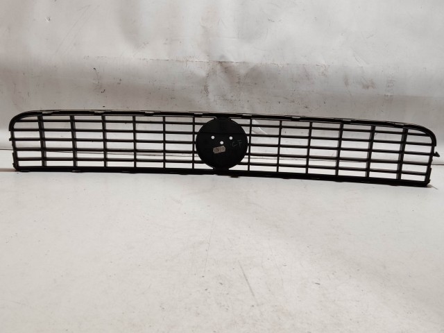 208758 Fiat Grande Punto  2005-2009 ezüst színű, első felső díszrács, a képen látható sérüléssel