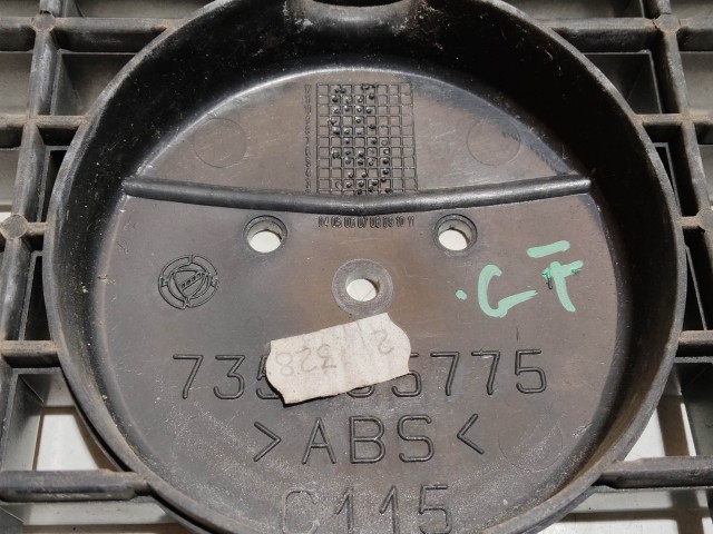 208758 Fiat Grande Punto  2005-2009 ezüst színű, első felső díszrács, a képen látható sérüléssel