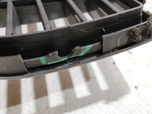 208760 Fiat Grande Punto  2005-2009 ezüst színű, első felső díszrács, a képen látható sérüléssel