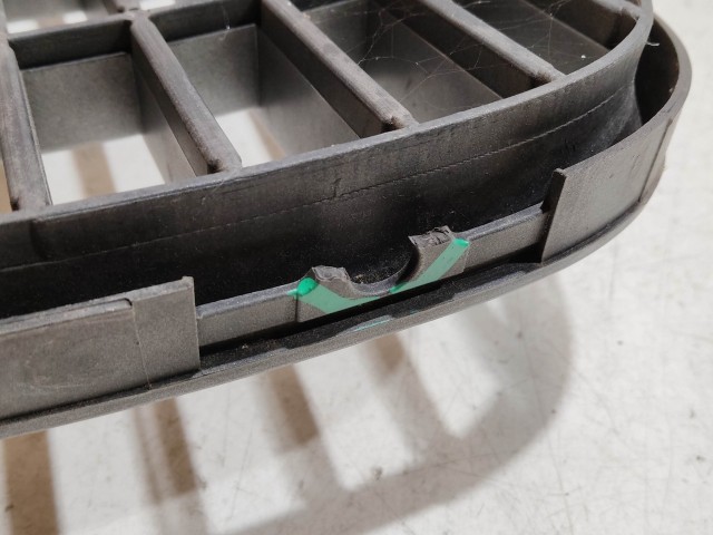 208760 Fiat Grande Punto  2005-2009 ezüst színű, első felső díszrács, a képen látható sérüléssel